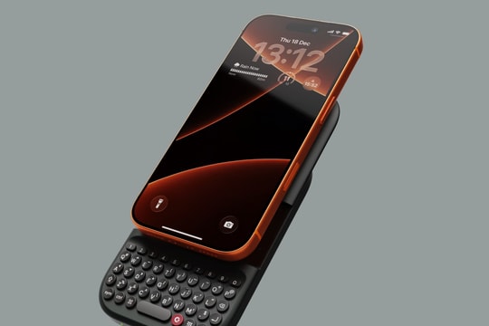 Clicks Power Keyboard: Phụ kiện biến smartphone thành BlackBerry tích hợp sạc dự phòng
