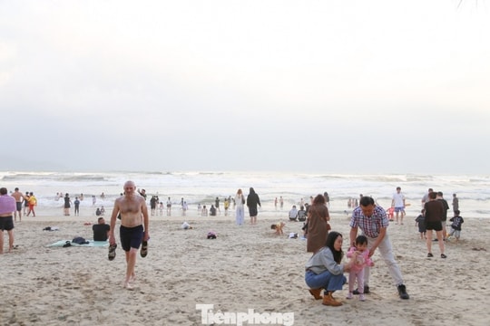 Đà Nẵng: Khách quốc tế đổ xô trải nghiệm tắm biển và lướt sóng dịp đầu năm 2026