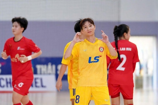 Thùy Trang và Tuyết Dung cùng ghi bàn trong màn so tài lịch sử tại giải Futsal nữ 2025