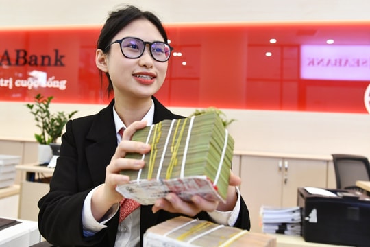 Lãi suất ngân hàng tăng mạnh: Kỳ hạn 12 tháng vượt 7%, ngắn hạn chạm trần