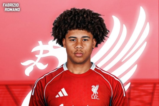 Liverpool chiêu mộ thành công Ifeanyi Ndukwe: 'Gã khổng lồ' 1m98 kế nhiệm Van Dijk