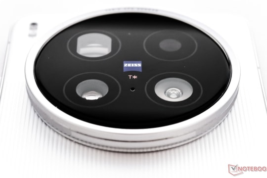 Vivo X300 Ultra lộ tin đồn sở hữu camera zoom liên tục vượt mặt Xiaomi 17 Ultra