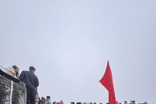 Hà Giang quá tải dịp nghỉ lễ: Nhiều du khách bỏ cuộc vì chờ đợi quá lâu