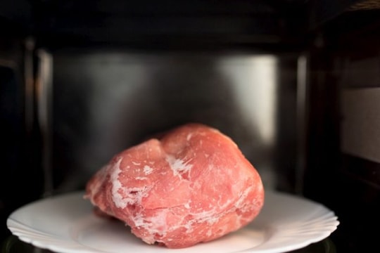 Mẹo rã đông thịt chuẩn nhất để đảm bảo an toàn thực phẩm và giữ trọn dinh dưỡng