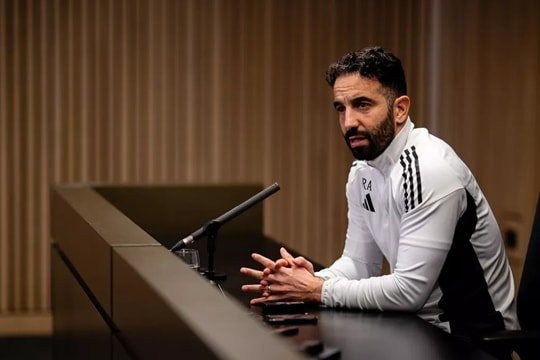 HLV Ruben Amorim đối mặt cuộc khủng hoảng kép tại Man Utd trước thềm đại chiến Leeds United