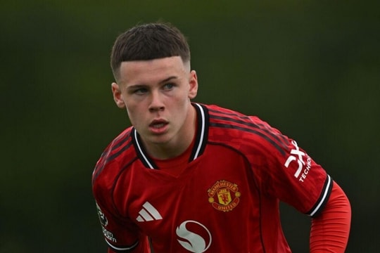 MU áp dụng quy định nghiêm khắc với con trai Wayne Rooney tại học viện