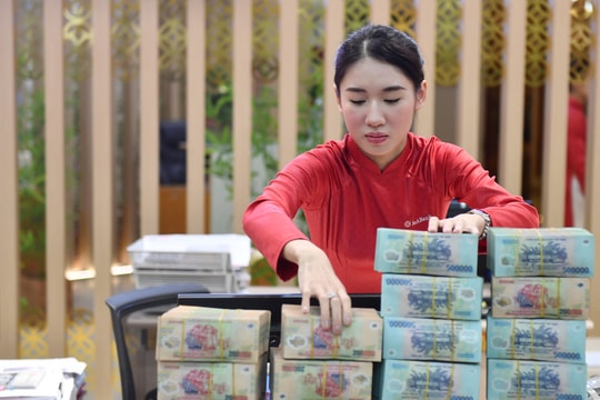 Lãi suất huy động tăng tốc cuối năm 2025: Hơn 20 ngân hàng điều chỉnh để giải tỏa áp lực thanh khoản