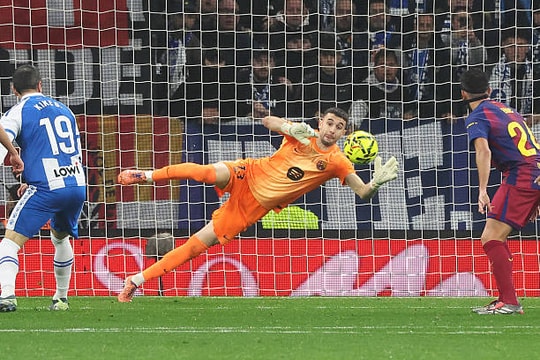 Joan Garcia rực sáng ngày trở về: Bức tường thép giúp Barcelona hạ gục Espanyol 2-0