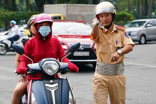 Người chạy xe máy quá chậm có vi phạm quy định về an toàn giao thông không?