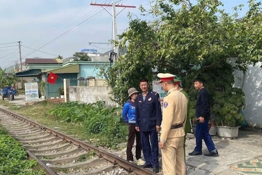 Nướng đồ ăn trên đường sắt để quay TikTok: Món chưa kịp chín, CSGT đã "mời" lên làm việc