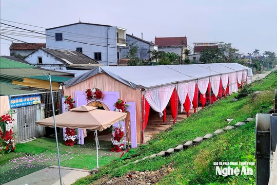 Nguy hiểm rình rập khi rạp cưới bịt kín lối đi tại Nghệ An