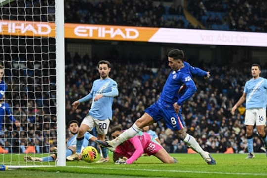 Enzo Fernandez tỏa sáng phút 90+4 giúp Chelsea cầm hòa Man City tại Etihad