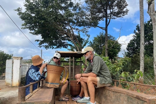 Đắk Lắk: Khách quốc tế hào hứng trải nghiệm 'Lamborghini Ê Đê' xuyên rẫy cà phê