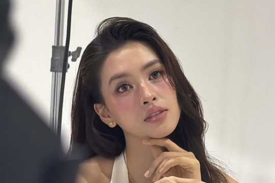 Hoa hậu Tiểu Vy gây sốt với nhan sắc thực qua ống kính camera thường