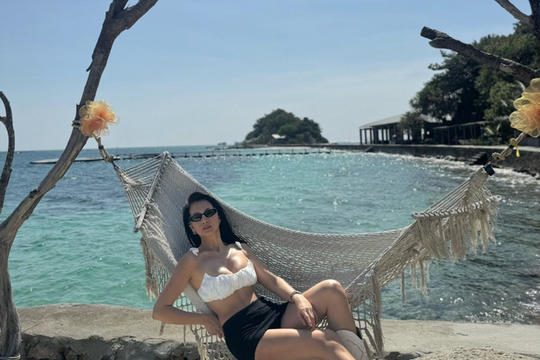 Siêu mẫu Anh Thư khoe vóc dáng săn chắc tuổi 44 trong chuyến du lịch đầu năm