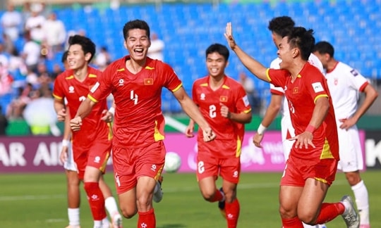Chủ tịch VFF Trần Quốc Tuấn chúc mừng U23 Việt Nam sau chiến thắng trước Jordan