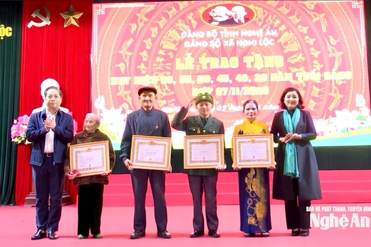 Trao huy hiệu Đảng tặng 23 đảng viên tại xã Nghi Lộc