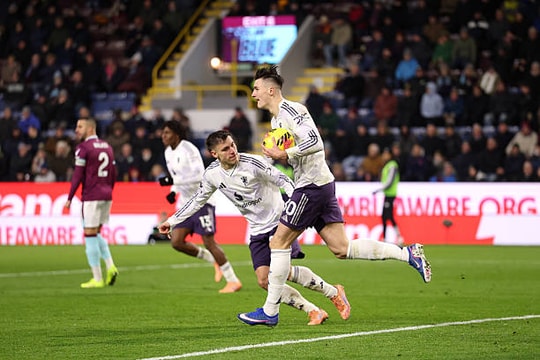 Manchester United hòa Burnley 2-2: Benjamin Sesko tỏa sáng không đủ bù lỗi hàng thủ