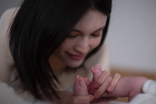 Siêu mẫu Hà Tuệ công khai ảnh gia đình bên Trần Vỹ Đình sau 2 năm vắng bóng