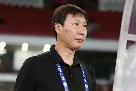 HLV Kim Sang-sik giải mã bí mật "chiếc áo may mắn" và thực hư vụ Đình Bắc ăn táo
