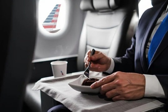 Bữa ăn hạng nhất bị ví như thịt in 3D: United Airlines phải lên tiếng xin lỗi