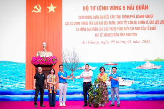 Đoàn đại biểu các tỉnh, thành phố, doanh nghiệp, cơ quan báo chí thăm, chúc Tết quân và dân trên đảo vùng biển Tây Nam