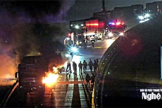 Cháy xe tải trên cao tốc đoạn qua Nghệ An