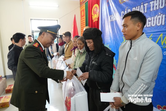 Trao quà Tết, khám và cấp phát thuốc miễn phí cho người dân Nga My