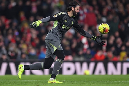 Arsenal vs Liverpool: Alisson vững chãi, Milos Kerkez khóa chặt Bukayo Saka tại Emirates