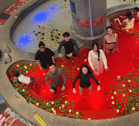 Cáp Nhĩ Tân: Trải nghiệm tắm trong nồi lẩu khổng lồ giữa mùa đông âm độ