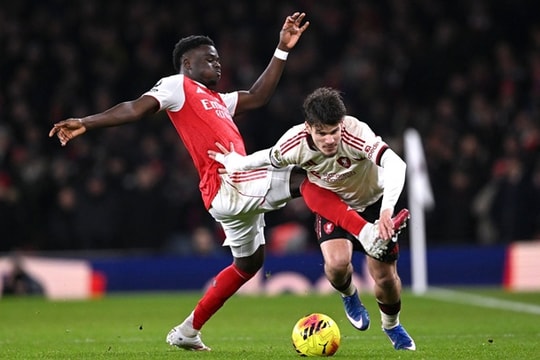 Milos Kerkez rực sáng giúp Liverpool cầm hòa Arsenal: Khóa chặt Bukayo Saka tại Emirates