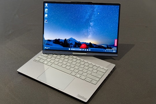 Lenovo ThinkBook Plus Gen 7: Laptop đầu tiên có bản lề tự xoay và chip Intel Panther Lake