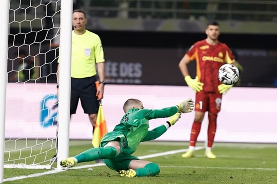 Lucas Chevalier rực sáng trên chấm luân lưu giúp PSG giành Siêu cúp Pháp