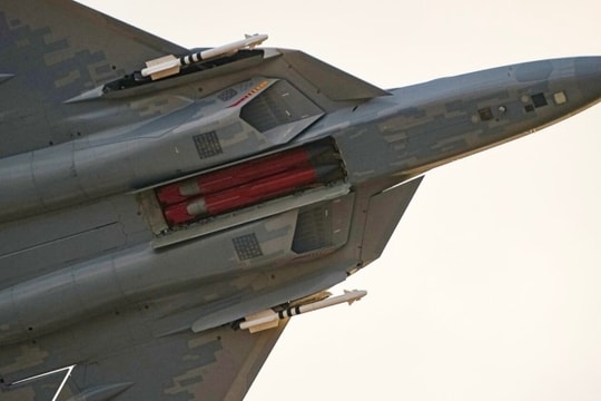 Tiêm kích tàng hình Su-57 Nga thể hiện khả năng xuyên phá lưới phòng không tại Ukraine