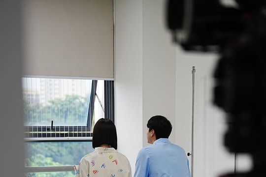 Cách em 1 milimet: Lộ loạt ảnh hậu trường ngọt ngào của cặp đôi Bách và Tú