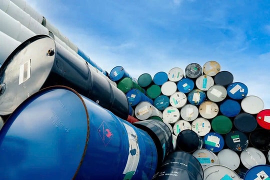 Giá dầu thế giới tăng mạnh hơn 2%, dầu Brent lên mốc 63,34 USD/thùng