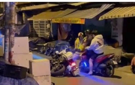 Xử lý việc hai thanh niên cản trở CSGT khi thi hành công vụ