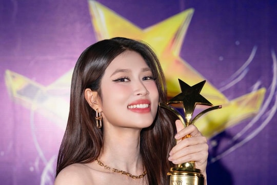 Hoa hậu Thanh Thủy xúc động trao giải Nữ diễn viên được yêu thích nhất cho Đoàn Thiên Ân