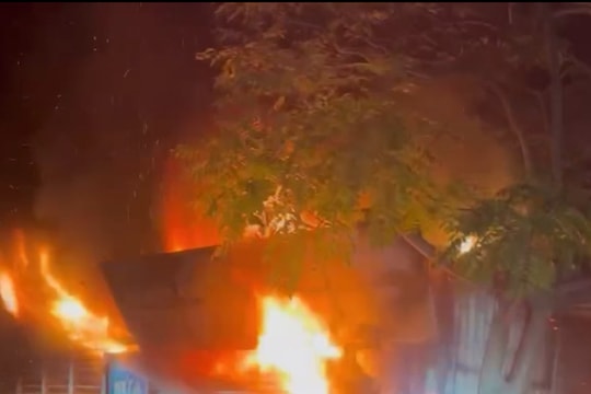 CSGT phá cửa, cứu 11 người trong vụ cháy nhà lúc rạng sáng