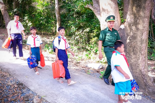 Lớp học tình thương trên đảo Hòn Chuối
