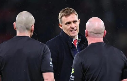 Darren Fletcher nhận thẻ vàng sau trận thua Brighton: Sự phản kháng muộn màng tại Old Trafford