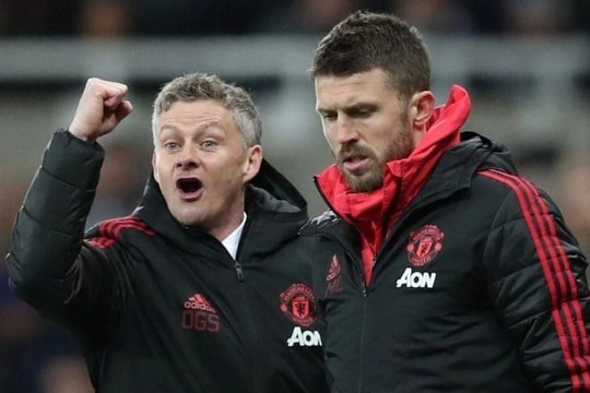 Manchester United tìm người thay thế Amorim: Cuộc đua giữa Carrick và Solskjaer