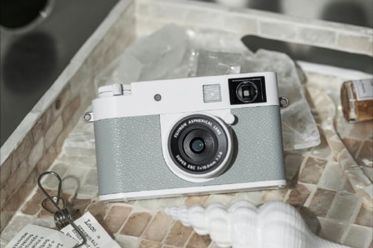 Fujifilm X-half lộ diện phiên bản màu trắng với cảm biến 1 inch và chế độ giả lập phim