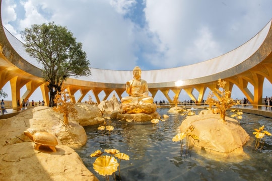 Núi Bà Đen: Chiêm bái tôn tượng Đức Phật Câu Na Hàm Mâu Ni hiếm thấy tại Việt Nam