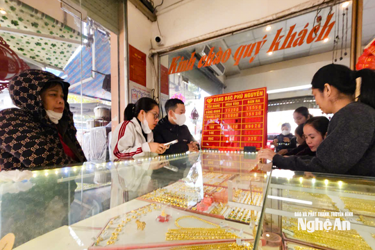 Giá vàng ‘leo thang’, giao dịch tại Nghệ An trầm lắng