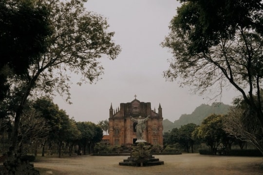 Đan viện Châu Sơn: Vẻ đẹp Gothic cổ kính tựa trời Âu giữa lòng Ninh Bình