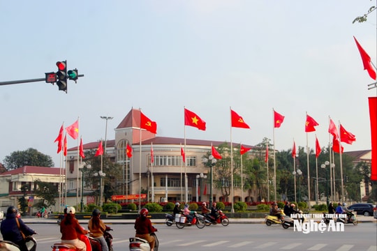 Phố phường Nghệ An rực rỡ cờ hoa chào mừng Đại hội XIV của Đảng