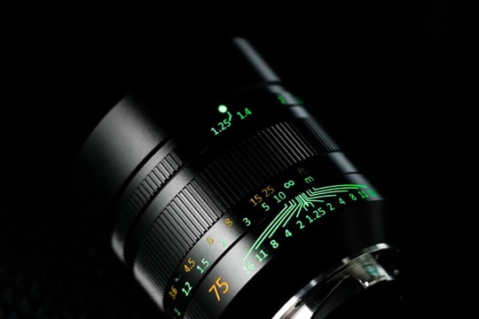 7Artisans 75mm f/1.25 II: Ống kính chân dung giá rẻ thách thức Leica Noctilux