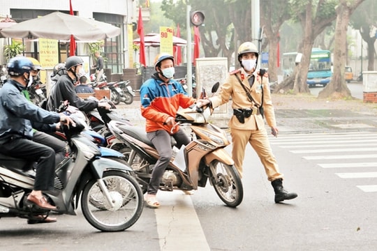 Người chạy xe máy quá chậm bị xử phạt bao nhiêu tiền? Có bị trừ điểm giấy phép lái xe không?