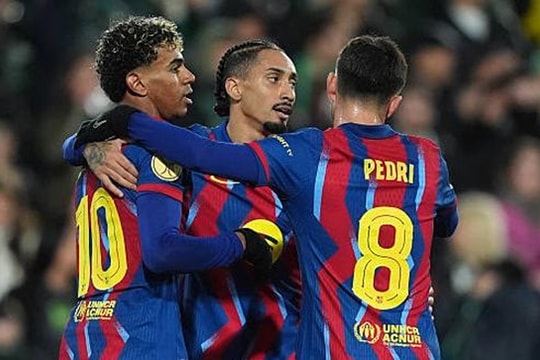 Barcelona thắng nhọc Racing Santander 2-0: Bản lĩnh vượt qua vết xe đổ của Real Madrid